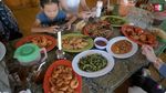 Seru! Ayu Ting Ting Rayakan Ultah Sang Ibu dengan Makan-makan di Pangandaran