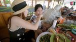 Seru! Ayu Ting Ting Rayakan Ultah Sang Ibu dengan Makan-makan di Pangandaran