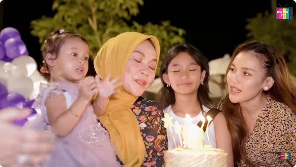 Seru! Ayu Ting Ting Rayakan Ultah Sang Ibu dengan Makan-makan di Pangandaran
