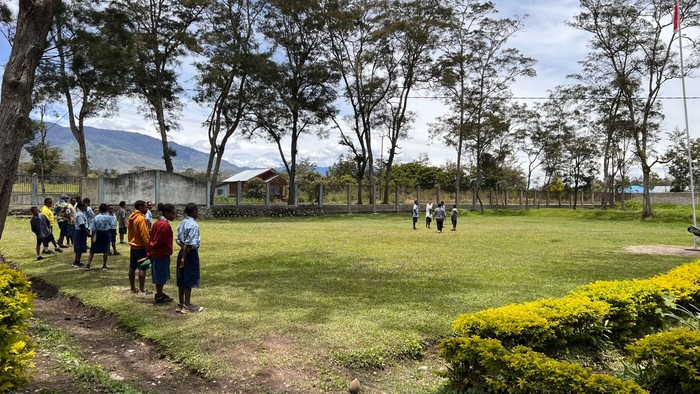Siswa di SMP Negeri 3 Wamena di Kabupaten Jayawijaya, Provinsi Papua Pegunungan Siswa SMP Negeri 3 Wamena tengah berada di halaman sekolah