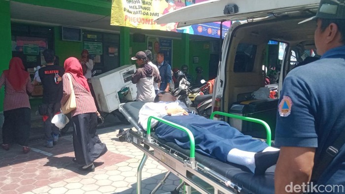 Siswa SMPN 1 Wedi diduga keracunan MBG terus berdatangan di Puskesmas Wedi Klaten, Kamis (9/10/2025)