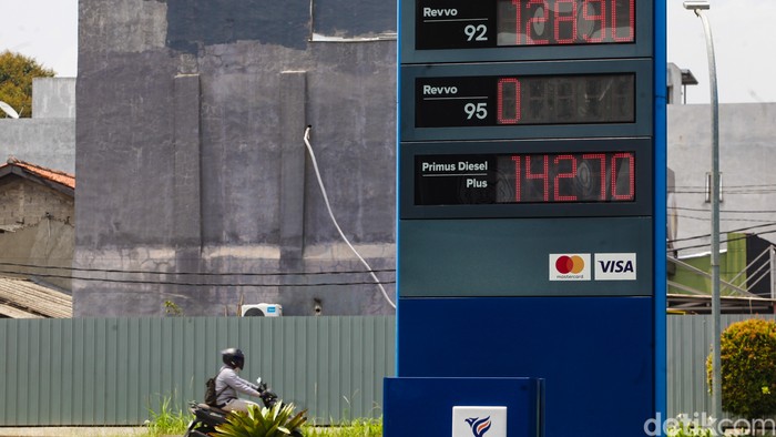 Pengendara mengisi BBM Revvo 92 di salah satu SPBU Vivo kawasan Tangerang Selatan, Kamis (9/10/2025). Stok BBM di SPBU swasta masih mengalami kelangkaan, tidak terkecuali di SPBU Vivo.