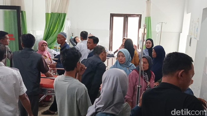 Suasana Puskesmas Tawangmangu, Karanganyar, saat penanganan kasus puluhan siswa keracunan MBG, Kamis (9/10/2025).