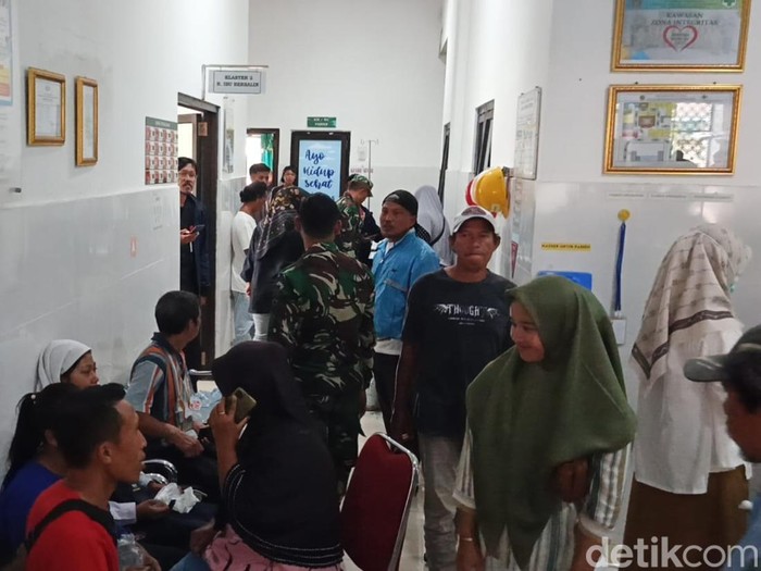 Suasana Puskesmas Tawangmangu, Karanganyar, saat penanganan kasus puluhan siswa keracunan MBG, Kamis (9/10/2025).