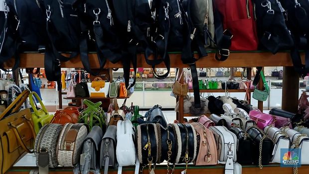 Suasana sepi toko Tas Tajur di Katulampa, Parung Banteng, Bogor, Jawa Barat, Kamis (9/10/2025). Barang-barang terpajang rapi tanpa pengunjung di toko (Sumber Karya Indah) SKI. (CNBC Indonesia/Tri Susilo)