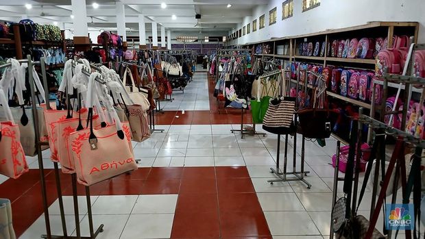 Suasana sepi toko Tas Tajur di Katulampa, Parung Banteng, Bogor, Jawa Barat, Kamis (9/10/2025). Barang-barang terpajang rapi tanpa pengunjung di toko (Sumber Karya Indah) SKI. (CNBC Indonesia/Tri Susilo)