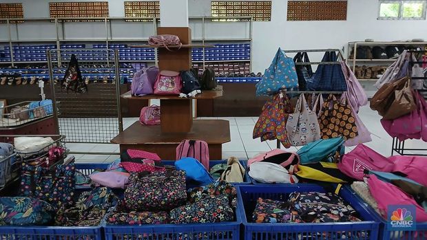 Suasana sepi toko Tas Tajur di Katulampa, Parung Banteng, Bogor, Jawa Barat, Kamis (9/10/2025). Barang-barang terpajang rapi tanpa pengunjung di toko (Sumber Karya Indah) SKI. (CNBC Indonesia/Tri Susilo)