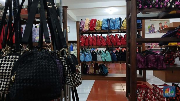 Suasana sepi toko Tas Tajur di Katulampa, Parung Banteng, Bogor, Jawa Barat, Kamis (9/10/2025). Barang-barang terpajang rapi tanpa pengunjung di toko (Sumber Karya Indah) SKI. (CNBC Indonesia/Tri Susilo)