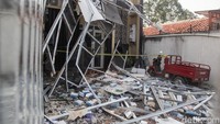 Tampak puing-puing bangunan dan obat-obatan berserakan di halaman gedung.