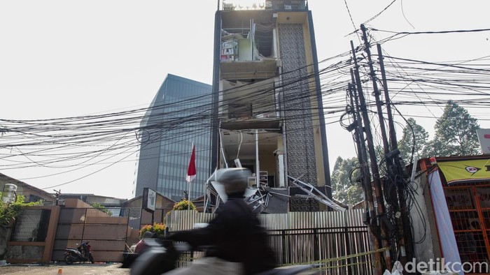 Suasana Terkini Gedung Farmasi di Pondok Aren Tangsel Pascaledakan Garis polisi terpasang di gedung farmasi di Jalan Raden Fatah, Pondok Aren, Tangsel, Kamis (9/10/2025).