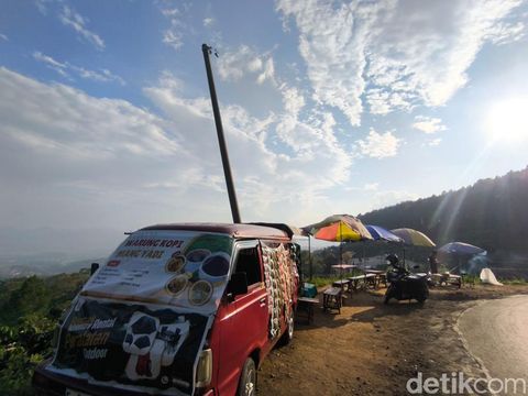 Suasana Warkop Mang Yadi Kuningan