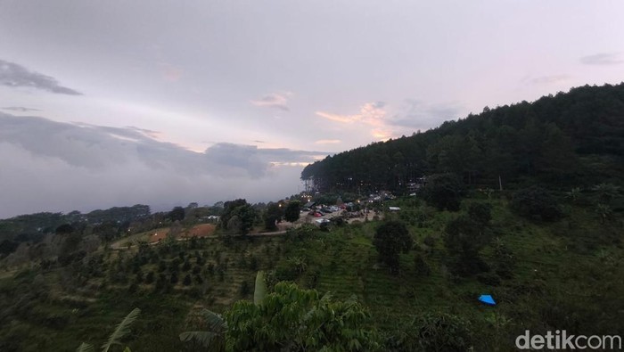 Suasana Warkop Mang Yadi Kuningan