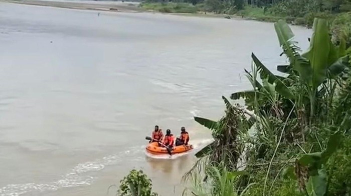 Tim SAR gabungan melakukan pencarian terhadap siswa MA yang hilang saat berenang di Sungai Saddang, Enrekang, Sulawesi Selatan (Sulsel).
