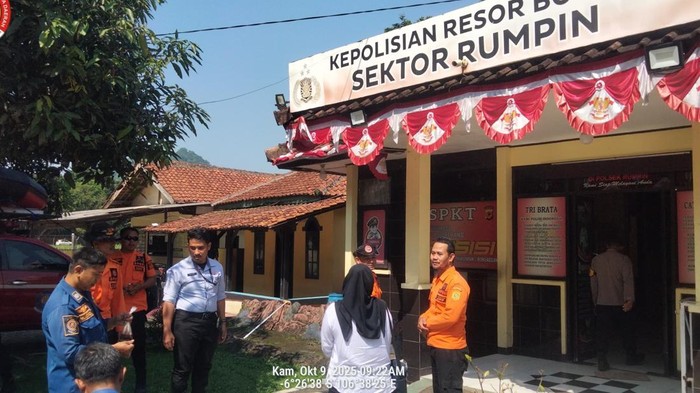 Tim BPBD melakukan persiapan pencarian pria hilang terbawa arus usai lompat dari jembatan di Bogor (Dokumen BPBD)