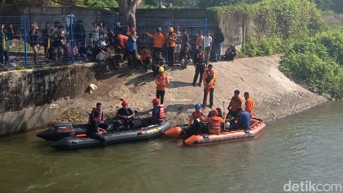Tim SAR gabungan saat melakukan pencarian korban tenggelam di Makassar.