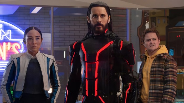 Tron: Ares Cuplikan adegan dalam film Tron: Ares (2025).