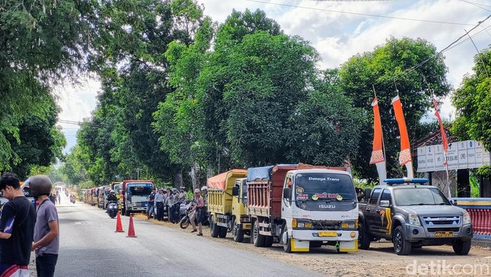 Truk penambang di Ponorogo