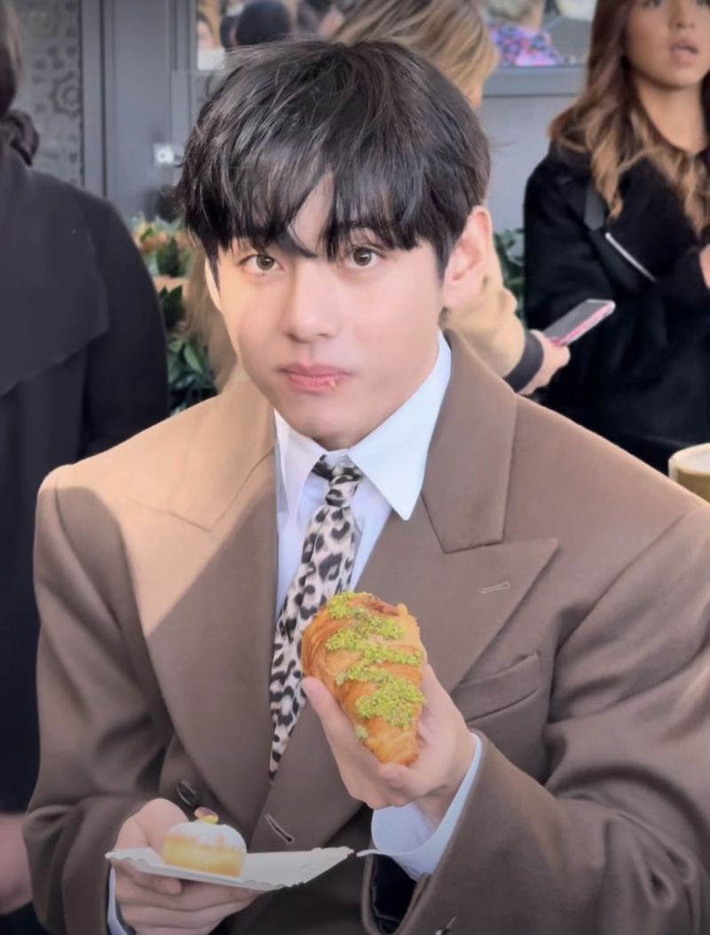 V BTS viral makan pistachio croissant di Paris