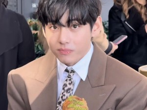 V BTS Viral Makan Pistachio Croissant di Paris, Ini Reaksi Pemilik Tokonya