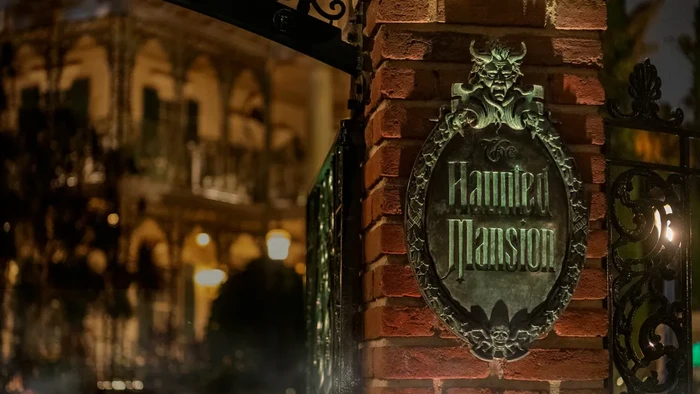 Wahana Haunted Mansion di Disneyland California