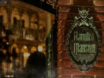 Turis Wanita Tewas Usai Naik Wahana Rumah Hantu di Disneyland