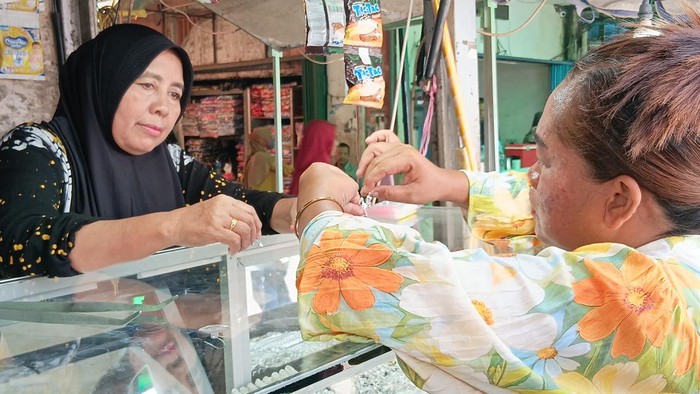 Warga Palembang putar arah ke perak setelah harga emas yang semakin melonjak.