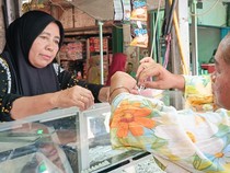 Harga Emas Meroket, Warga Palembang Kini Beralih ke Perhiasan Perak