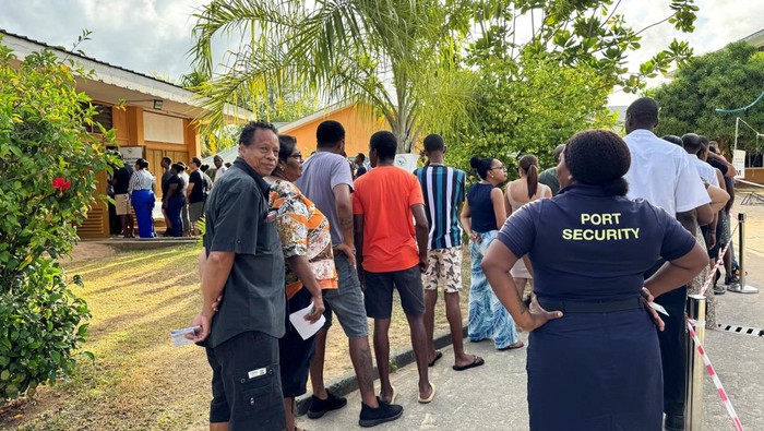 Warga Seychelles Antre di TPS untuk Pilpres Putaran Kedua di Victoria Suasana ibu kota Victoria, Seychelles, tampak ramai pada Kamis (9/10/2025) saat warga berbondong-bondong menuju tempat pemungutan suara untuk memberikan hak pilih mereka dalam pemilihan presiden putaran kedua. REUTERS/Gabriel Robert-Gironcelle