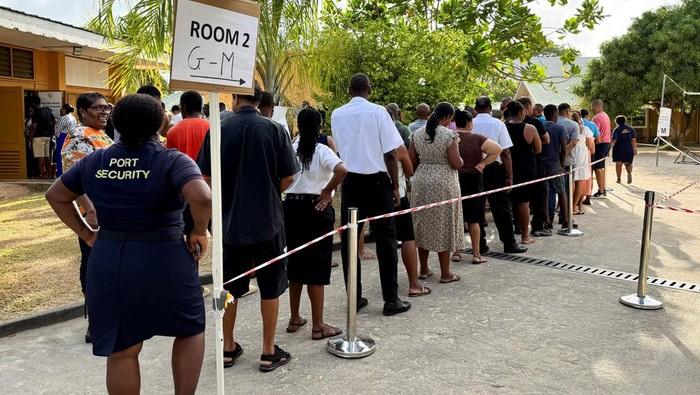 Warga Seychelles Antre di TPS untuk Pilpres Putaran Kedua di Victoria Suasana ibu kota Victoria, Seychelles, tampak ramai pada Kamis (9/10/2025) saat warga berbondong-bondong menuju tempat pemungutan suara untuk memberikan hak pilih mereka dalam pemilihan presiden putaran kedua. REUTERS/Gabriel Robert-Gironcelle