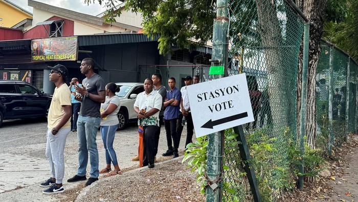 Warga Seychelles Antre di TPS untuk Pilpres Putaran Kedua di Victoria Suasana ibu kota Victoria, Seychelles, tampak ramai pada Kamis (9/10/2025) saat warga berbondong-bondong menuju tempat pemungutan suara untuk memberikan hak pilih mereka dalam pemilihan presiden putaran kedua. REUTERS/Gabriel Robert-Gironcelle