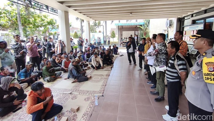 Warga terdampak JJLS saat menggelar aksi damai di Kantor BPN Kulon Progo, Pengasih, Kulon Progo, Kamis (9/10/2025).