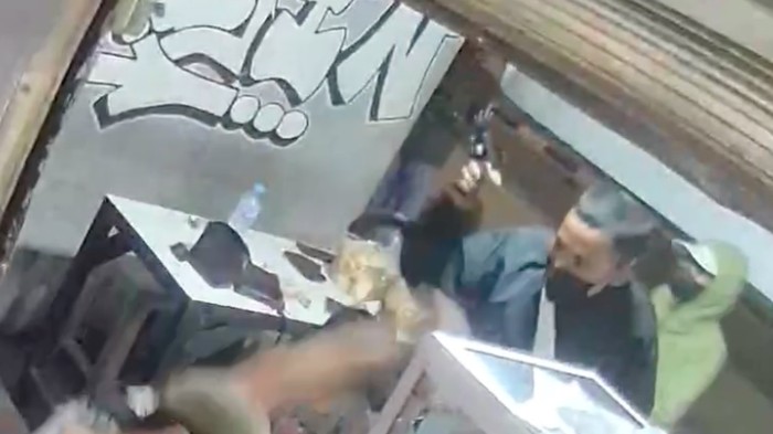 Warkop kawasan Tanah Abang, Jakarta Pusat diserang sejumlah orang. Salah satu pelaku membawa senjata tajam hingga senjata menembak. (dok Istimewa)