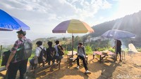 Meskipun lokasinya di ruang terbuka, namun, suasana Warkop Mang cukup sejuk dan adem. Biasanya, Warkop Mang Yadi akan ramai saat sore hari.