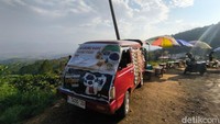Warkop Mang Yadi menggunakan mobil sebagai tempat untuk menjual aneka makanan dan minumannya.