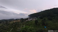 Tak perlu membawa uang banyak untuk bisa mampir di Warkop Mang Yadi. Cukup membawa uang Rp 20 ribu sudah dapat jagung bakar, gorengan dan minuman.