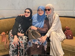 Shireen & Zaskia Sungkar Liburan Bareng, Payung Seharga Motor Curi Atensi