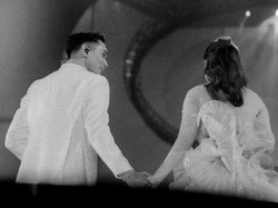 Afgan Pamer Momen Mesra Bareng Rossa di Atas Panggung, Gandengan-Pelukan