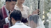 Iya, mereka sendiri yang meminta saya dan istri untuk membimbing dan memimpin pemberkatan nikah mereka. Puji Tuhan ibadah pemberkatan nikah hari ini berjalan lancar. Mereka sudah berjanji di hadapan Tuhan untuk masuk dalam pernikahan yang kudus, kata Pendeta Gideon Simanjuntak kepada detikcom melalui pesan singkat. Foto: Instagram Story @amandazevannya