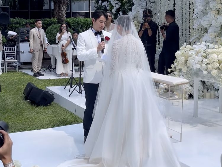 Kenny Austin Menangis Sambut Amanda Manopo di Altar Pernikahan