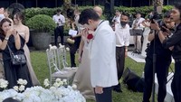 Kenny Austin menangis haru dan mengeluarkan sapu tangan untuk mengusap air matanya ketika melihat Amanda Manopo memasuki altar pernikahan. Foto: Instagram @amandazevannya