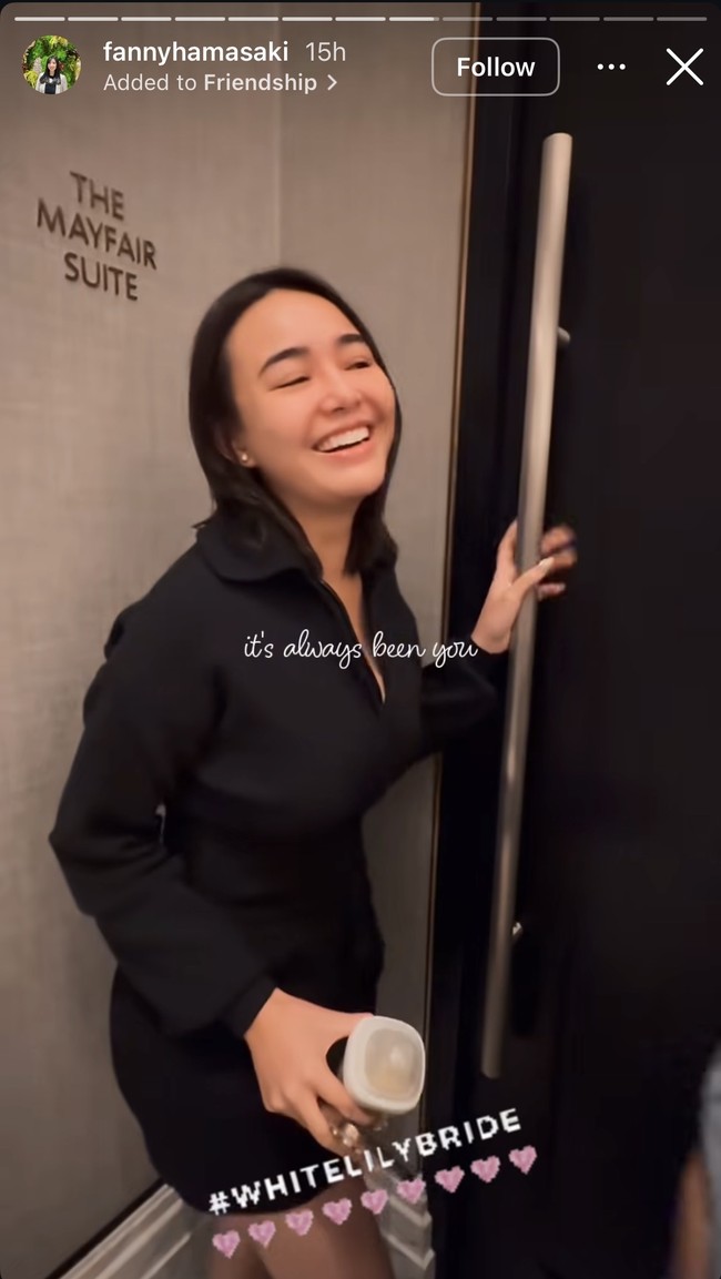 Malam hari sebelum pernikahan, Amanda Manopo mendapat kejutan acara bridal shower dari para sahabat. Kenakan mini dress lengan panjang berkerah warna hitam, Amanda tampak terkejut melihat para sahabatnya sudah berkumpul. Foto: Instagram