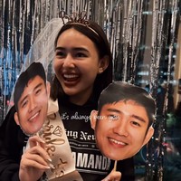 Seperti layaknya calon manten di acara bridal shower, Amanda juga dikerjai oleh para sahabat. Terlihat Amanda yang berganti pakaian dengan sweater hitam yag sudah disablon spesial. Foto: Instagram