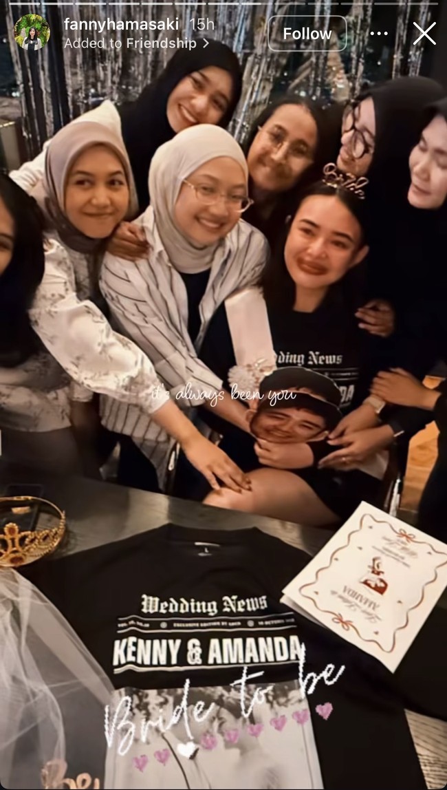 Wajahnya juga tampak didandani dengan riasan yang sengaja dibuat agar Amanda tampak lucu. Lipstik tebal hingga melebihi garis bibir tampak menghiasi. Foto: Instagram