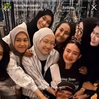 Wajahnya juga tampak didandani dengan riasan yang sengaja dibuat agar Amanda tampak lucu. Lipstik tebal hingga melebihi garis bibir tampak menghiasi. Foto: Instagram