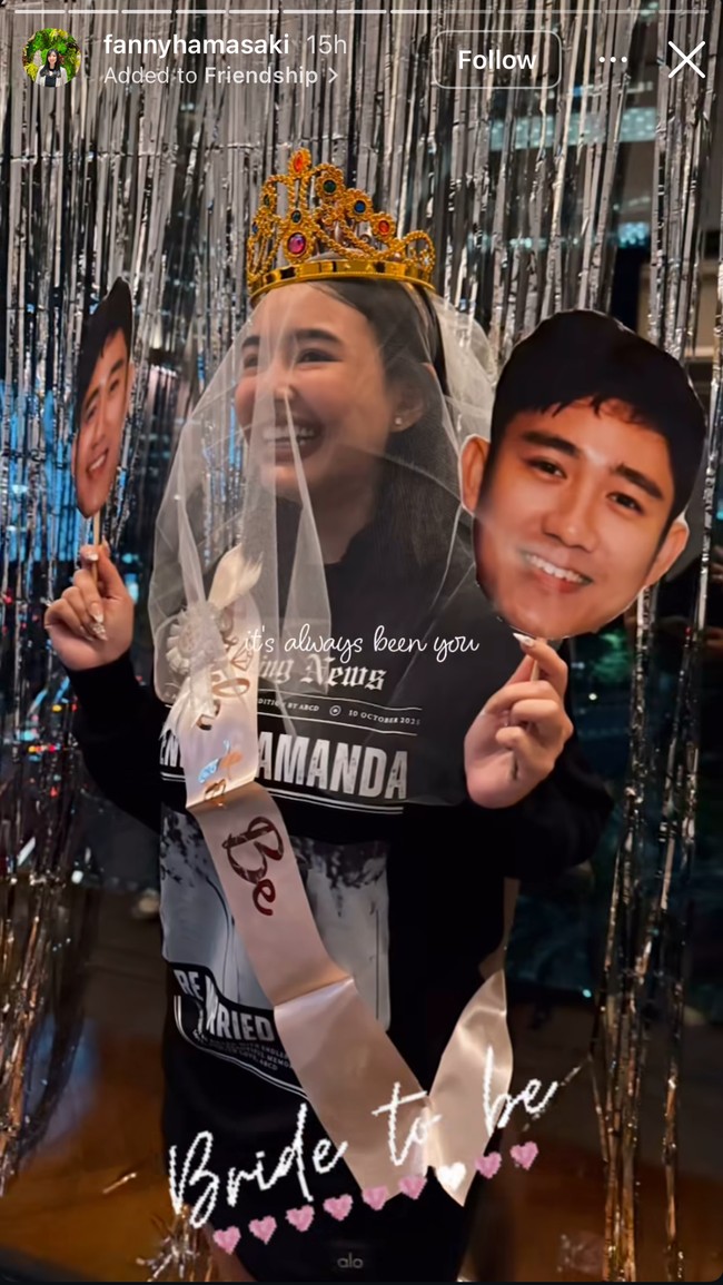 Amanda juga mengenakan selempang pink bertuliskan ‘Bride To Be’, bando bertuliskan ‘Bride’ serta veil di kepalanya. Di kedua tangannya wanita 25 tahun itu memegang kipas dengan foto wajah Kenny. Foto: Instagram