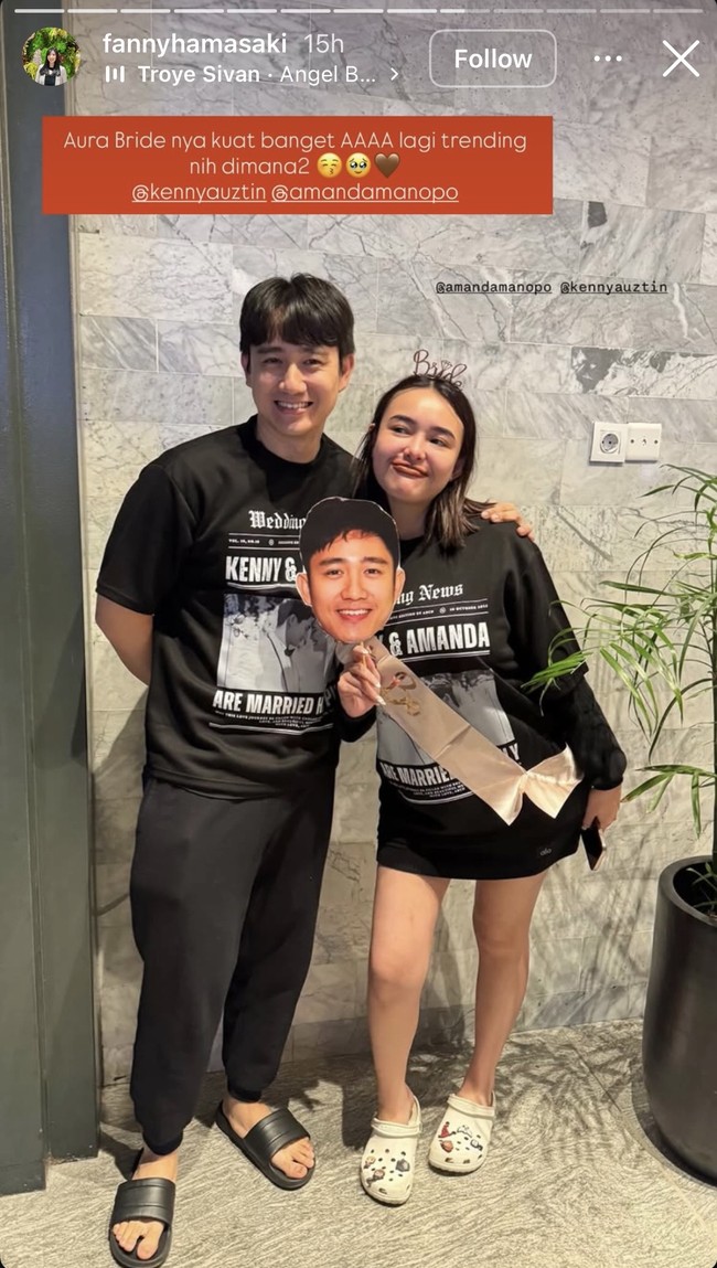 Terlihat jelas bahwa para sahabat sudah membuat persiapan matang untuk kejutan tersebut. Sweater hitam yang dikenakan tampak disablon dengan nama Kenny dan Amanda, lengkap dengan foto keduanya. Foto: Instagram