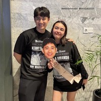 Terlihat jelas bahwa para sahabat sudah membuat persiapan matang untuk kejutan tersebut. Sweater hitam yang dikenakan tampak disablon dengan nama Kenny dan Amanda, lengkap dengan foto keduanya. Foto: Instagram
