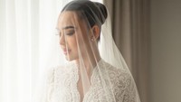 Bagaimana menurut kalian penampilan Amanda Manopo di hari bahagianya ini? Foto: Instagram @rollmoments