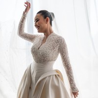 Anggunnya Amanda Manopo dalam gaun pengantin ball gown yang bagian roknya hadir dengan detail drapery atau lipatan. Foto: Instagram @rollmoments