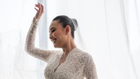 Gak banyak perhiasan yang dipakai Amanda Manopo. Alhasil mata akan tertuju dan fokus pada visualnya sebagai pengantin. Foto: Instagram @rollmoments